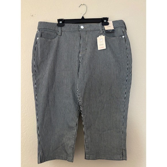 St. John's Bay Petite Capri Pants Size 8P Striped Mid Rise Fitted NEW
(A689) - Picture 1 of 6